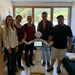 Besucher und Mitarbeiter mit dem Roboter Pepper