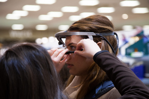 Eyetracking Frau mit Head Mounted Device