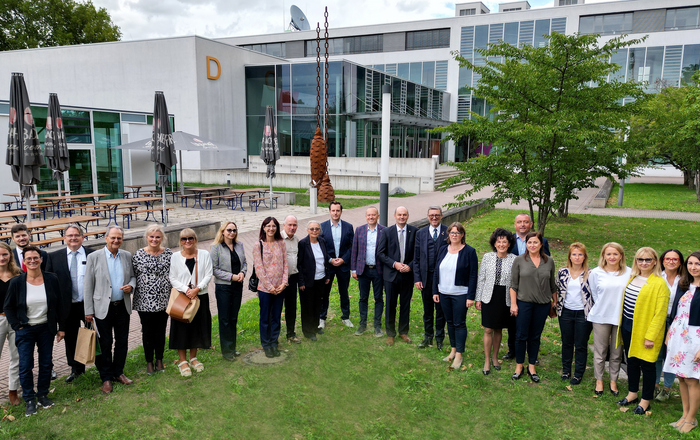 Gruppe auf dem Rasen vor dem D-Gebäude