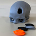 Schädel mit Loch und vier Implantate alles aus dem 3D-Drucker