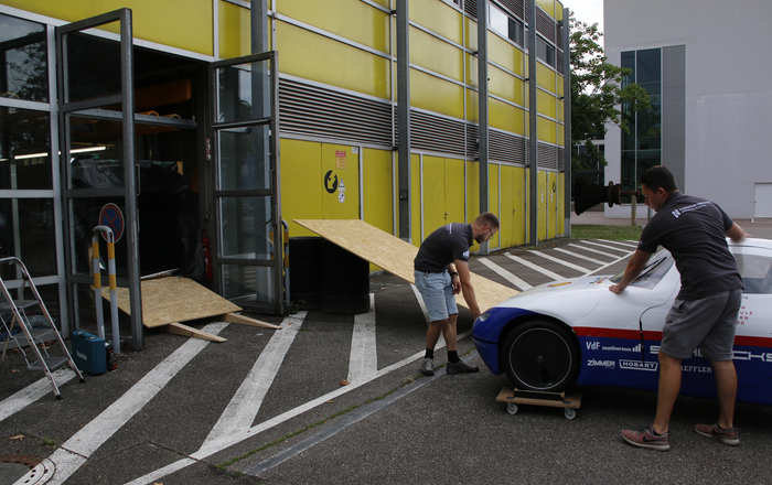 Schluckspecht steht vor Kiste