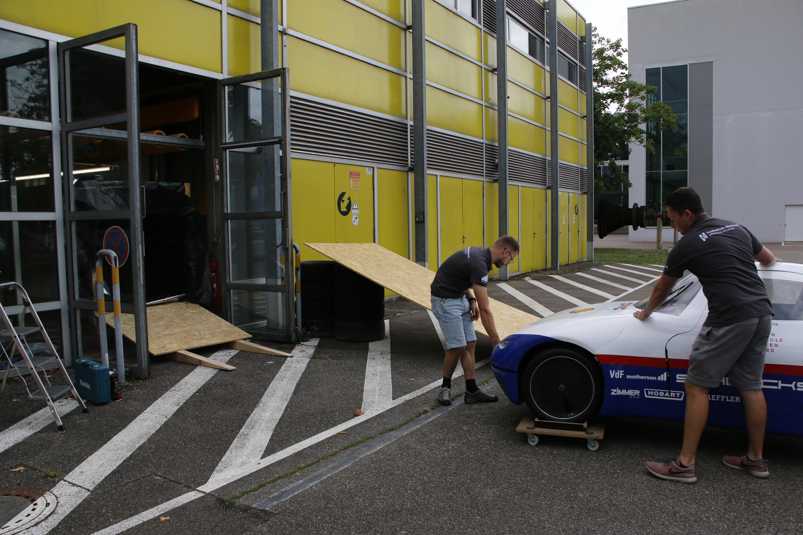 Schluckspecht steht vor Kiste