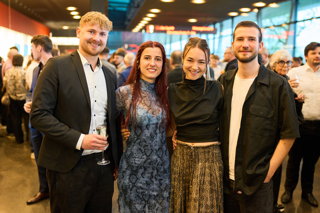 6._2026-04-14_PM_Absolventenfeier_Foyer_Gruppe