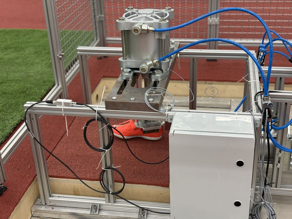 2025_08_04_-_IBMS_Materialprüfmaschine_schräg_oben