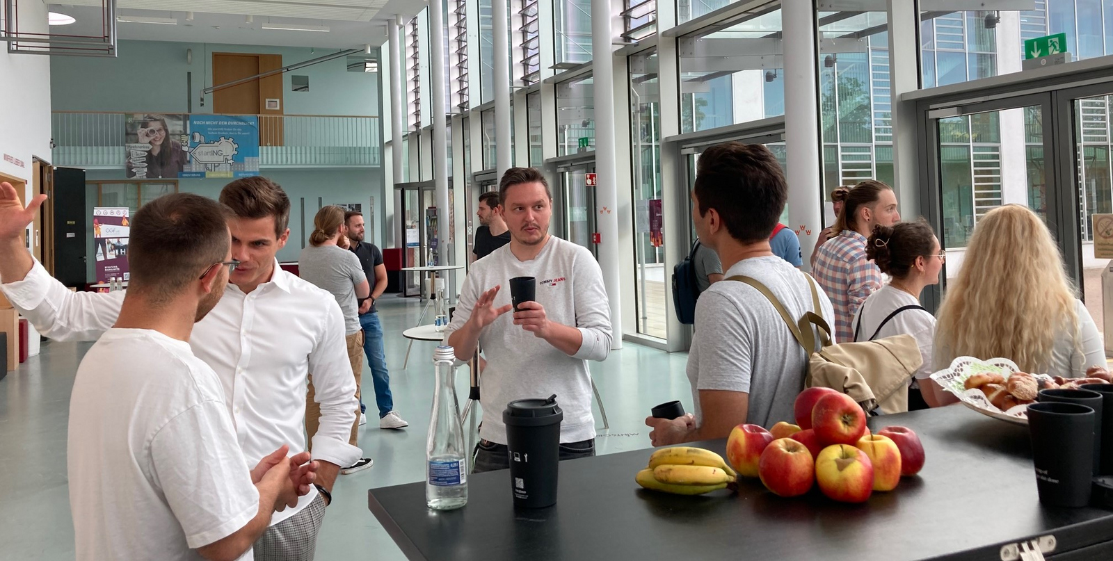 StartUp-Breakfast mit StartUps und Studierenden im Foyer des D-Gebäudes