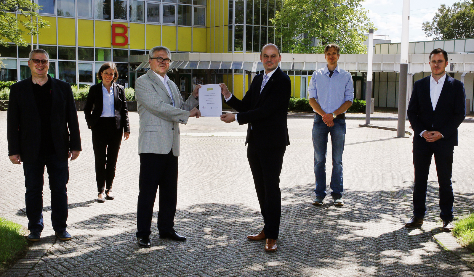 Der zuständige Lehrer der Industriemechaniker an den BS Wolfach Christoph Schauerte, StudiumPLUS-Koordinatorin Bärbel Andreae, der Leiter der BS Wolfach Heinz Ulbrich, Rektor Prof. Dr. Stephan Trahasch, der Studiendekan Maschinenbau Christian Wetzel und der Prorektor Studium und Lehre Oliver Schäfer (von links) präsentierten die Kooperationsvereinbarung.