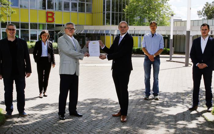 Der zuständige Lehrer der Industriemechaniker an den BS Wolfach Christoph Schauerte, StudiumPLUS-Koordinatorin Bärbel Andreae, der Leiter der BS Wolfach Heinz Ulbrich, Rektor Prof. Dr. Stephan Trahasch, der Studiendekan Maschinenbau Christian Wetzel und der Prorektor Studium und Lehre Oliver Schäfer (von links) präsentierten die Kooperationsvereinbarung.