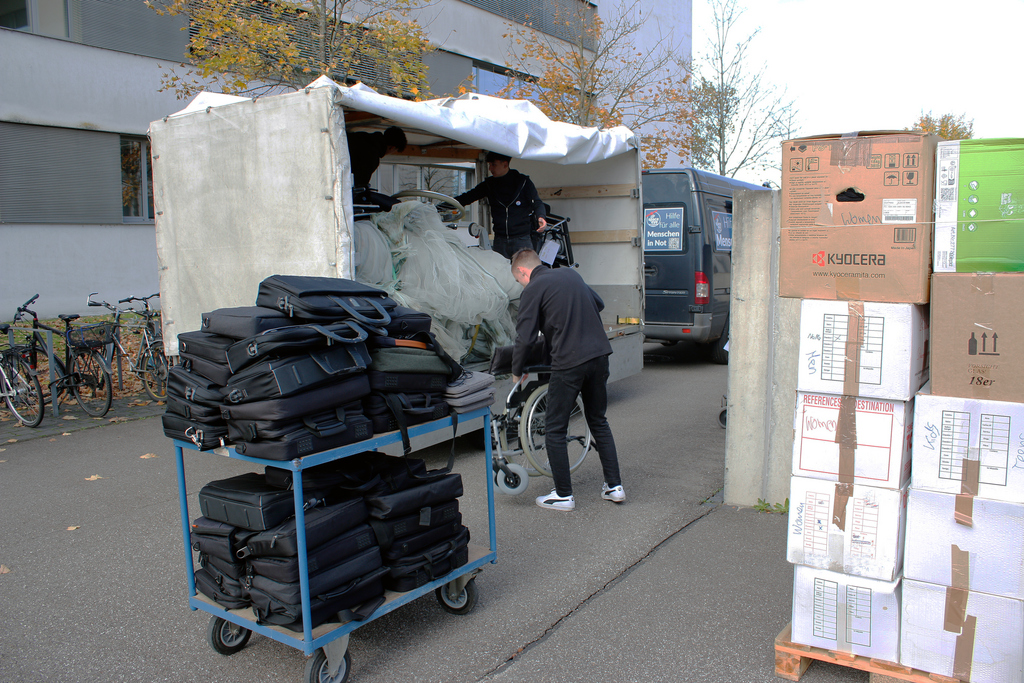 3._Nach_den_Netzen_aus_dem_Obst-_und_Weinbau_wurden_Rollstühle__Laptops_und_Kartons_mit_Winterkleidung_eingeladen