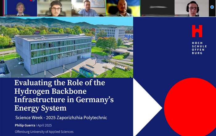 Screenshot von der Zoomsitzung mit der Startfolie der Präsentation und einigen Onlineteilnehmenden