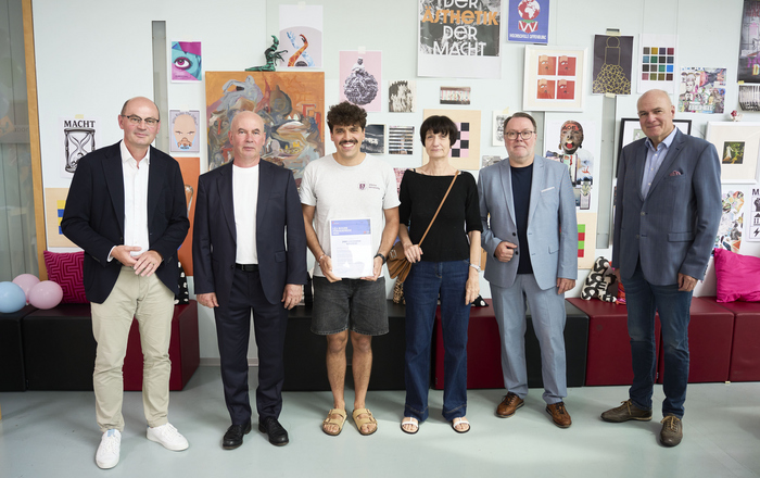 Gruppenbild vor einer Wand mit Kunstwerken