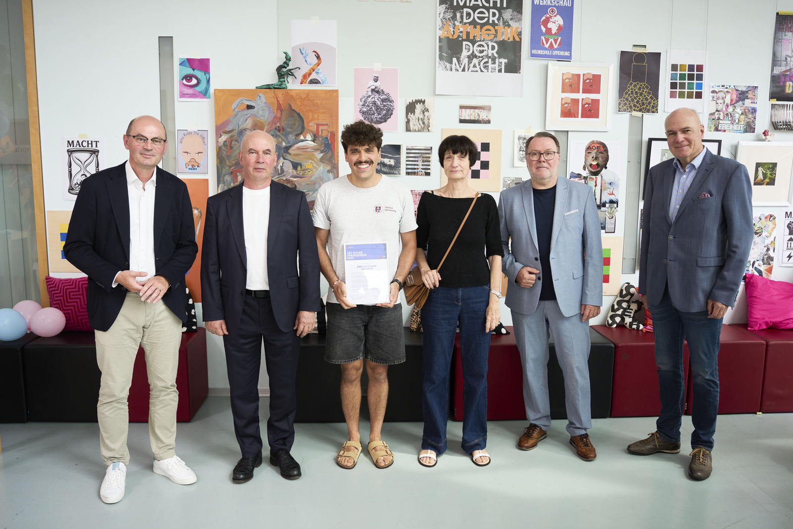 Gruppenbild vor einer Wand mit Kunstwerken