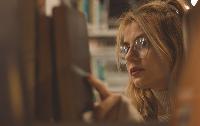 Frau durchsucht Bücher