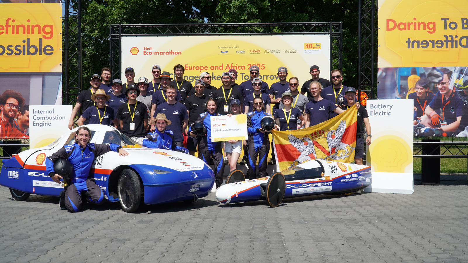 Teamfoto mit beiden Fahrzeugen