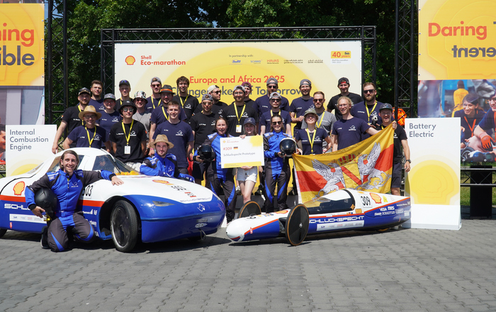 Teamfoto mit beiden Fahrzeugen