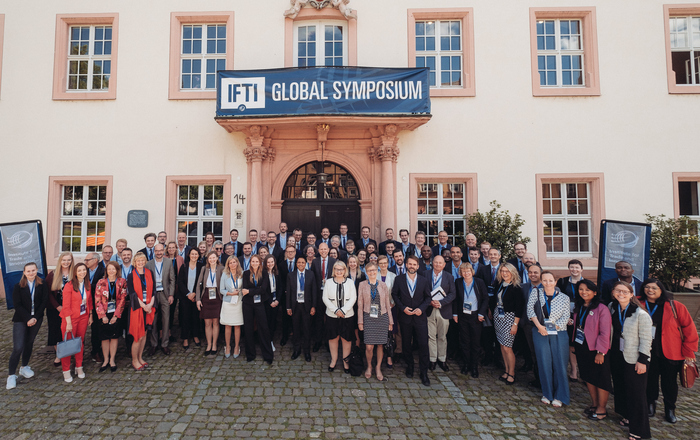 Gruppenbild der Teilnehmendem vor dem Kloster unter einem Veranstaltungsbanner