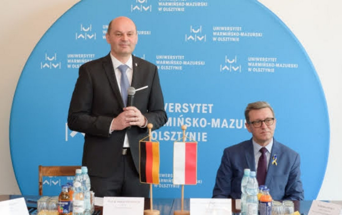 Die Rektoren Stephan Trahasch (stehend, links) und Jerzy Przyborowski (sitzend, rechts) bei der Vorstellungsrunde.