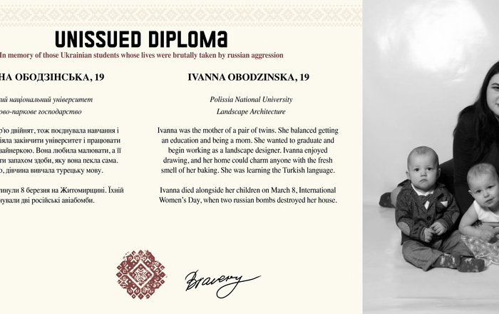 Neben einem Foto einer jungen Frau und zwei Kleinkinder steht ein