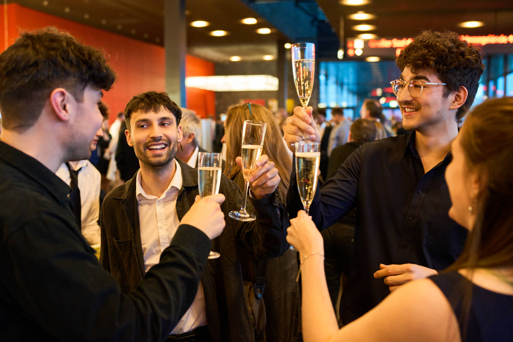 7._2026-04-14_PM_Absolventenfeier_Foyer_Anstoßen