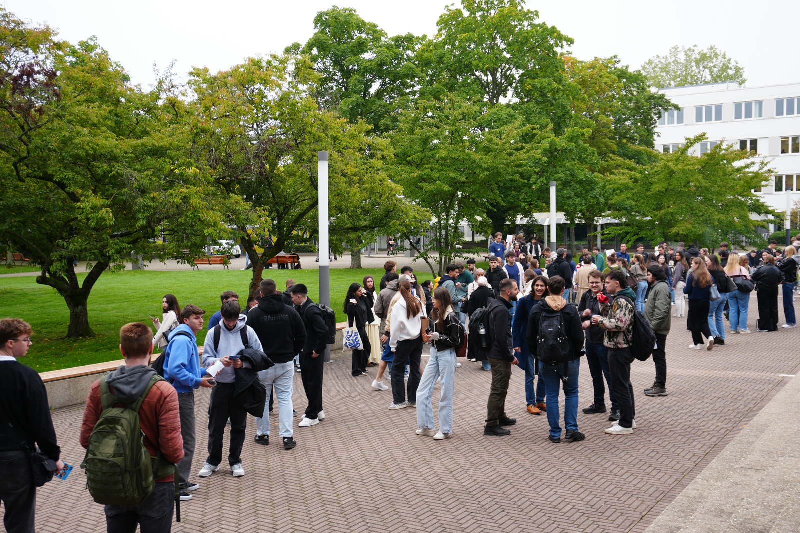 Erstsemester auf dem Campus 