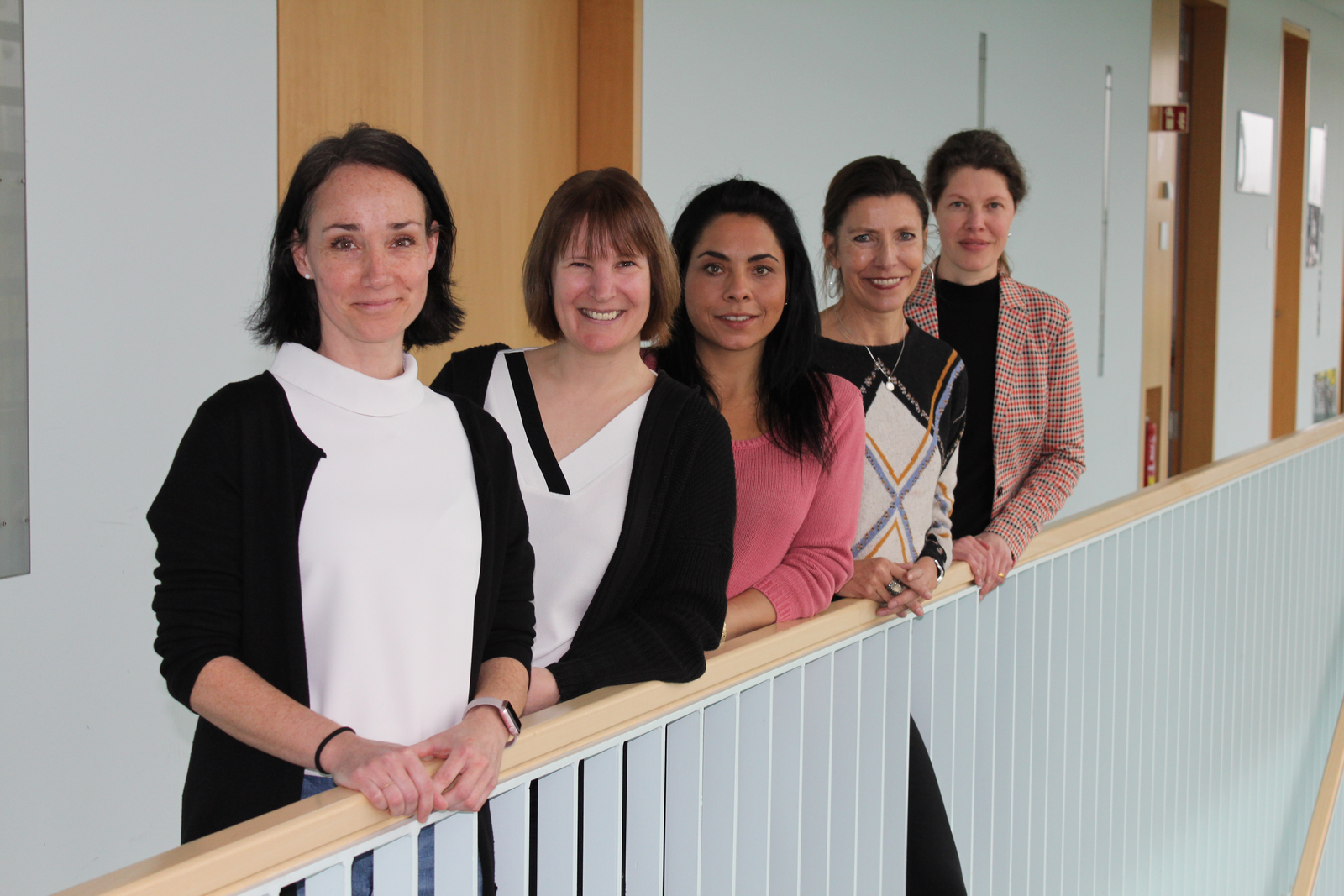 Das Gleichstellungsteam der Hochschule Offenburg, das das Projekt „Mentoring Future“ konzipiert hat (von links an einem Geländer stehend): die Projektleiterin des Mentoringprogramms Daniela Bartelt, die Gleichstellungsbeauftragte der Hochschule Professorin Andrea Müller, die Projektleiterin von MINT4Girls Linda Kunath-Ünver, die Projektleiterin des Professorinnenprogramms Christine Parsdorfer und die Gleichstellungsbeauftragte der Fakultät Medien und Informationswesen Professorin Sabine Burg des Sousa Ferreira