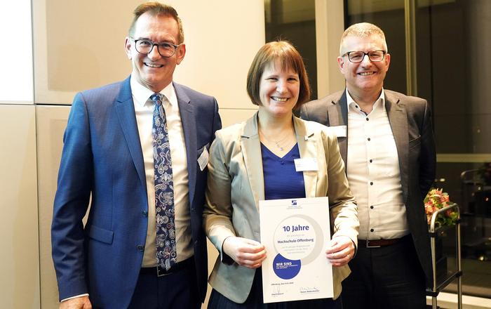 Marketing Club Präsident Duschan Gert (links) und der Geschäftsführende Vorstand Rainer Waltersbacher (rechts) sowie Professorin Dr. Andrea Müller (Mitte) mit der Urkunde.