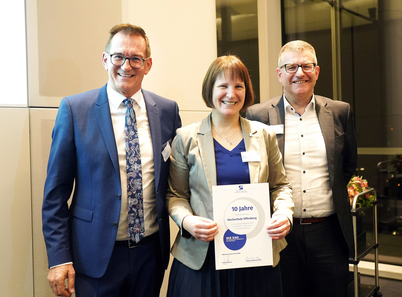 Marketing Club Präsident Duschan Gert (links) und der Geschäftsführende Vorstand Rainer Waltersbacher (rechts) sowie Professorin Dr. Andrea Müller (Mitte) mit der Urkunde.