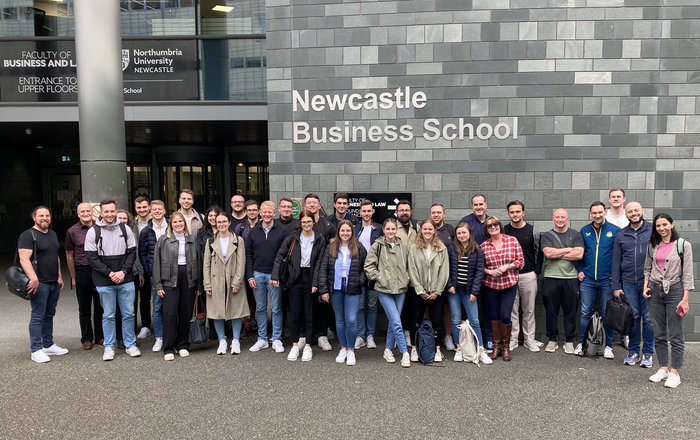 Gruppenfoto der Teilnehmenden vor dem Gebäude der Northumbria University Business School