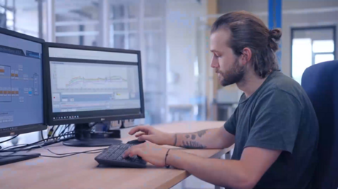 Planung und Betrieb energetischer Anlagen. Ein Mittarbeiter arbeitet am Computer und berechnet eine energetische Anlage 