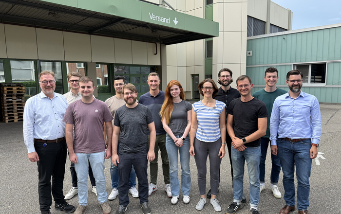 Gruppenbild vor einer Werkshalle