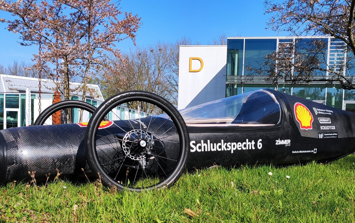 Der Schluckspecht 6 auf dem Rasen vor den D-Gebäude.