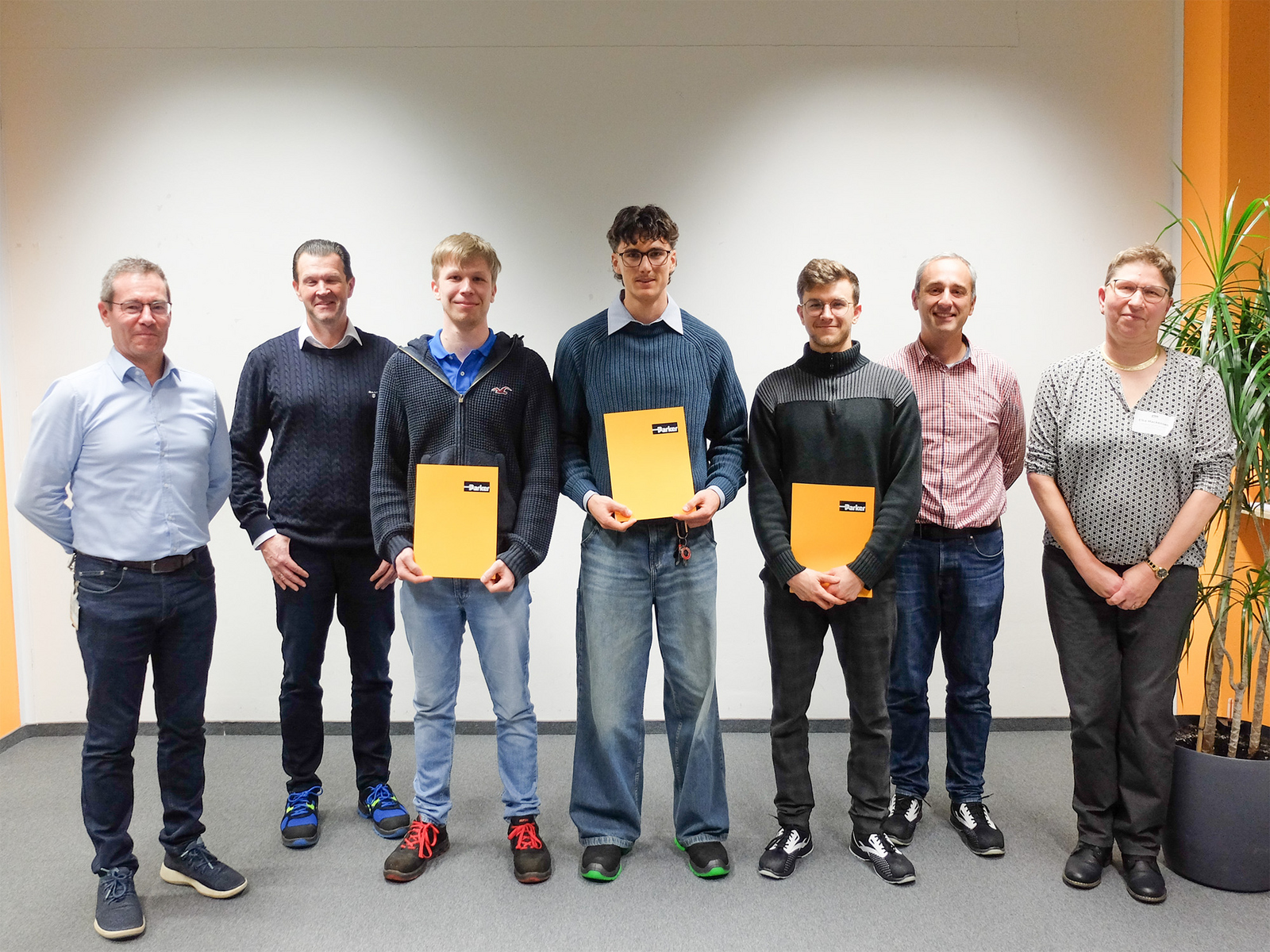 Gruppenfoto Preisträger mit Urkunden und Auszeichnende