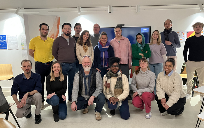 Gruppenfoto von stehenden und knieenden Teilnehmenden