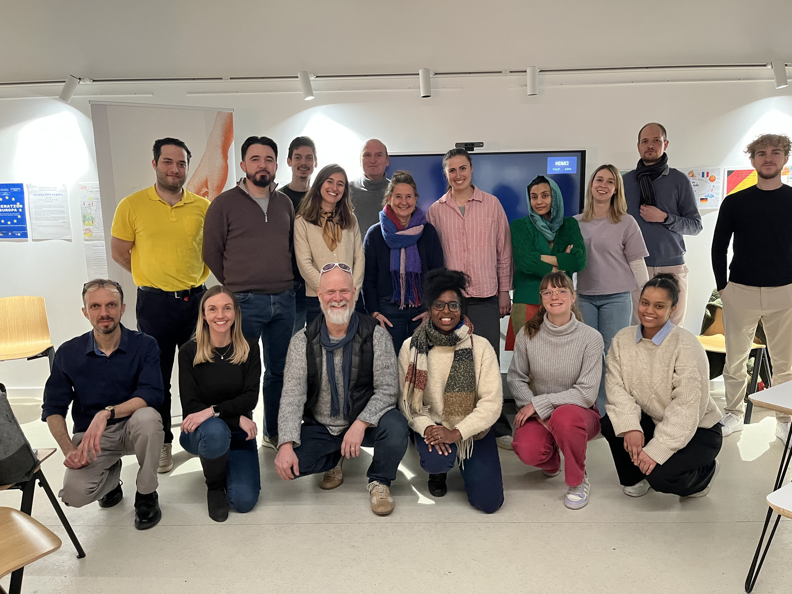 Gruppenfoto von stehenden und knieenden Teilnehmenden