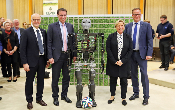 Gruppenbild: Rektor Prof. Dr. Winfried Lieber, Landtagsabgeordneter und Staatssekretär Volker Schebesta, Sweaty, Kultusministerin Susanne Eisenmann und Landrat Frank Scherer