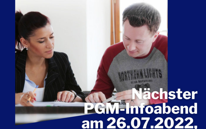 Plakat zum Infoabend, zwei Studierende sitzen an einem Tisch und schauen in einen Ordner, darunter stehen Zeit und Anmelde-Mail zum Infoabend