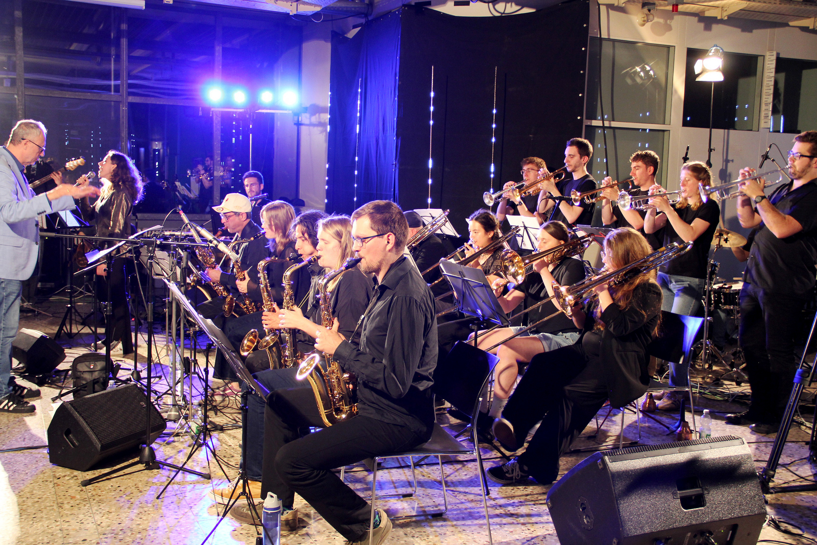 Die Uni Big Band von der Seite mit Dirigent Uli Binetsch und Sängerin Elisabeth Baleff