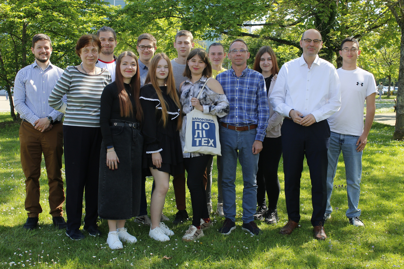 Gruppenfoto auf dem Campus