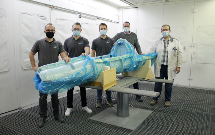 Studierende präsentieren verpacktes Monocoque