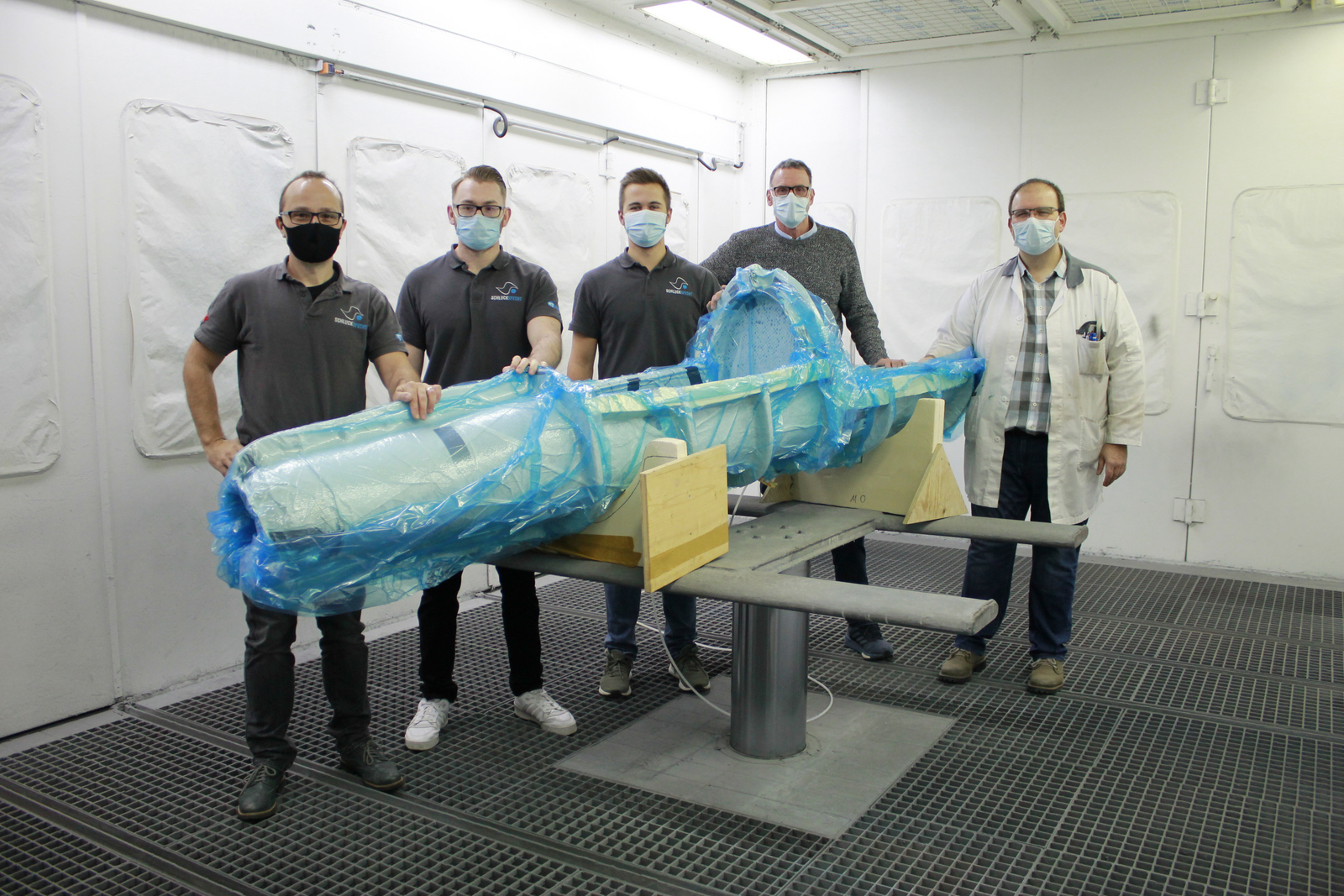 Studierende präsentieren verpacktes Monocoque