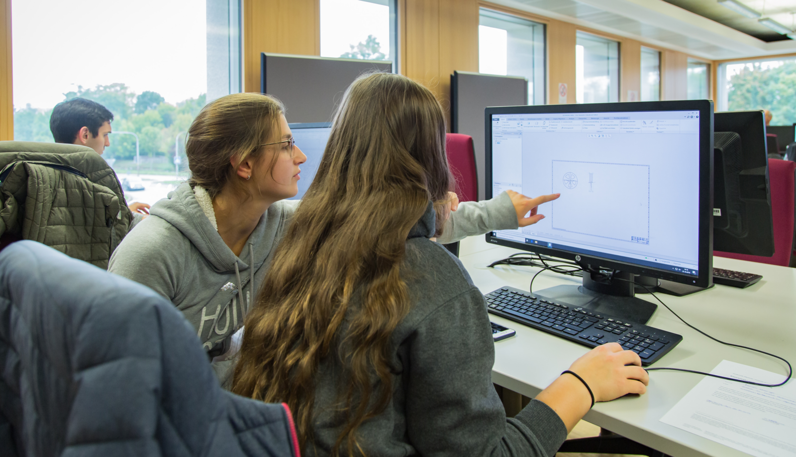 CAD Labor zwei Studentinnen vor dem Bildschirm