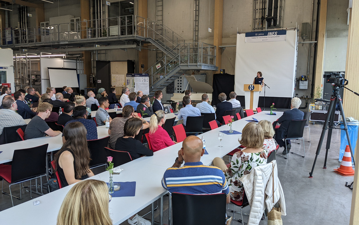 Prof.in Dr. Anke weidlich steht im Technikum am Rednerpult vor den sitzenden Festgästen.
