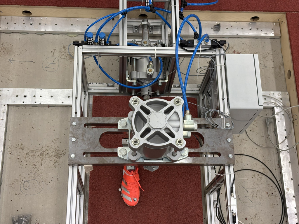 2025_08_04_-_IBMS_Materialprüfmaschine_von_oben