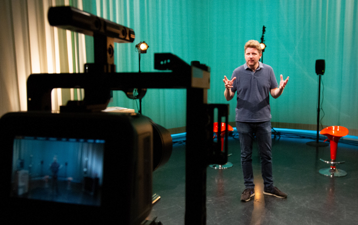 Moderator Kai Wissmann im Aufnahmestudio