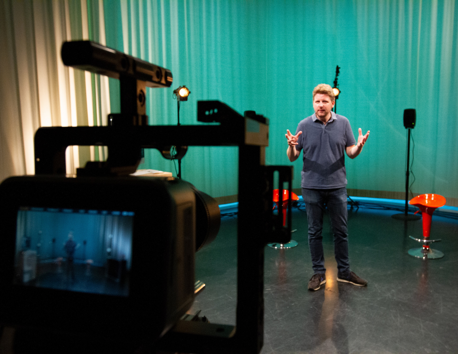 Moderator Kai Wissmann im Aufnahmestudio