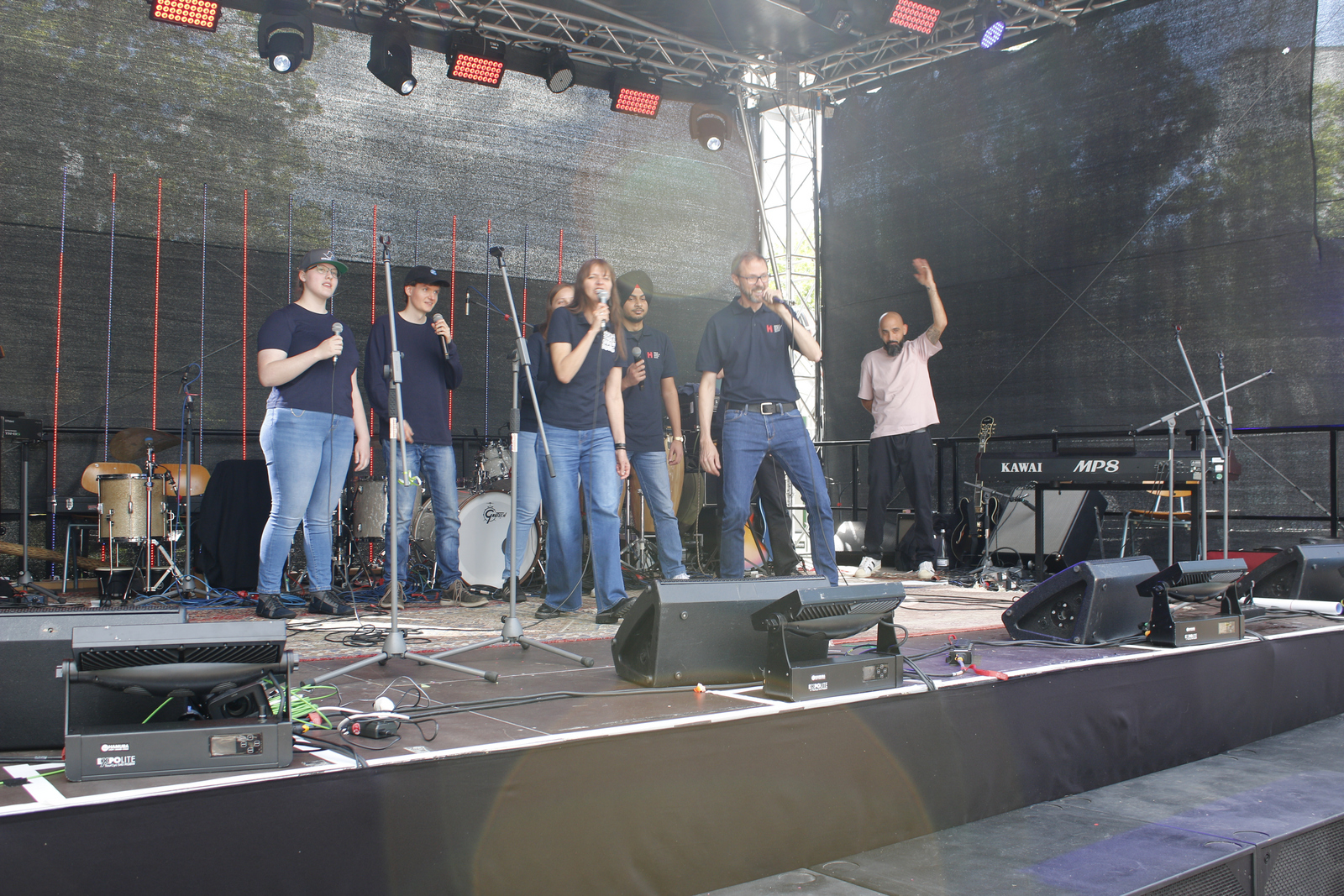 Hochschulangehörige und Claudio Esposito auf der Bühne 