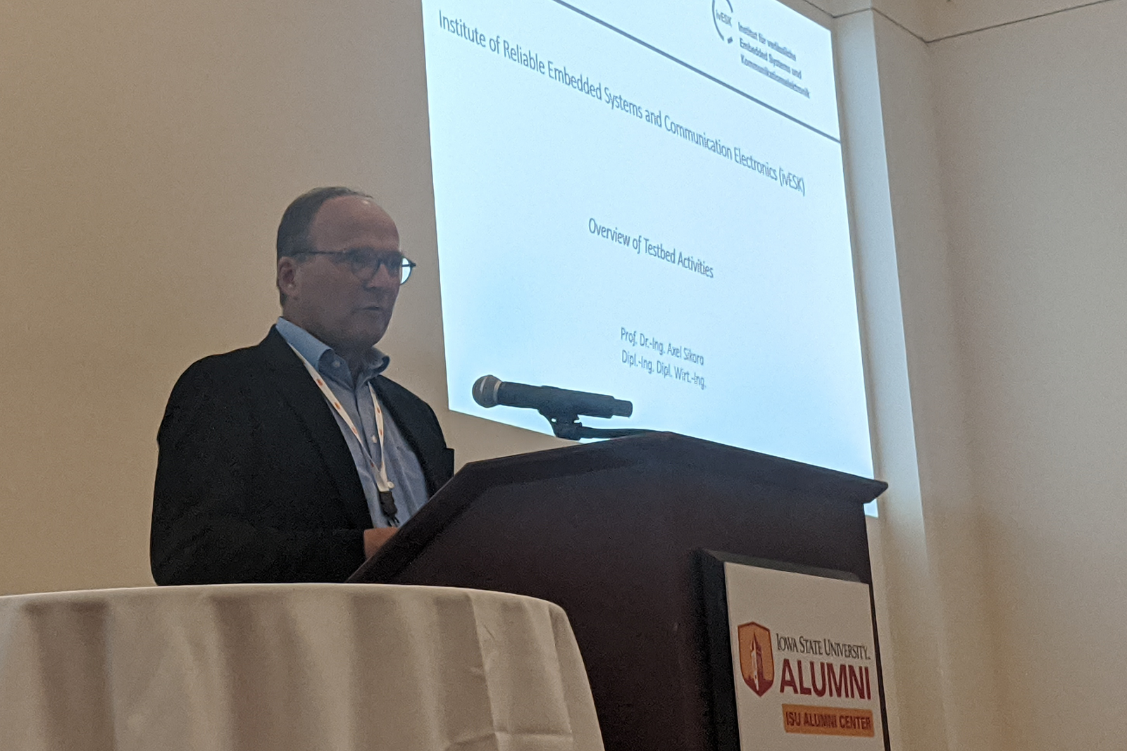 Prof. Sikora am Rednerpult
