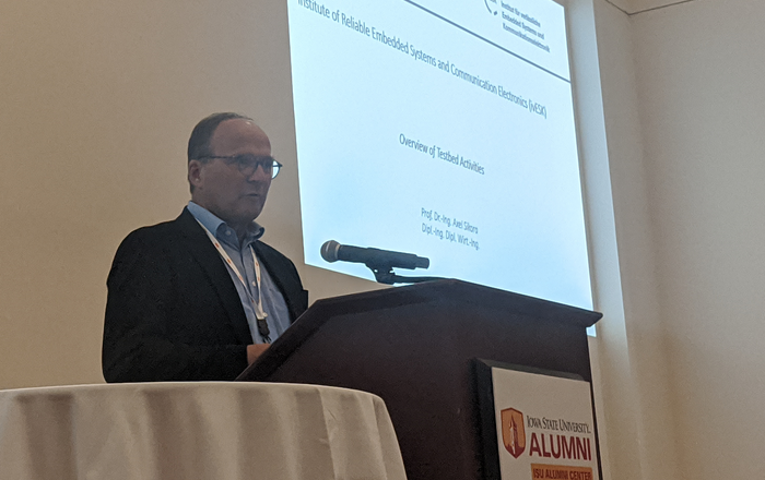 Prof. Sikora am Rednerpult