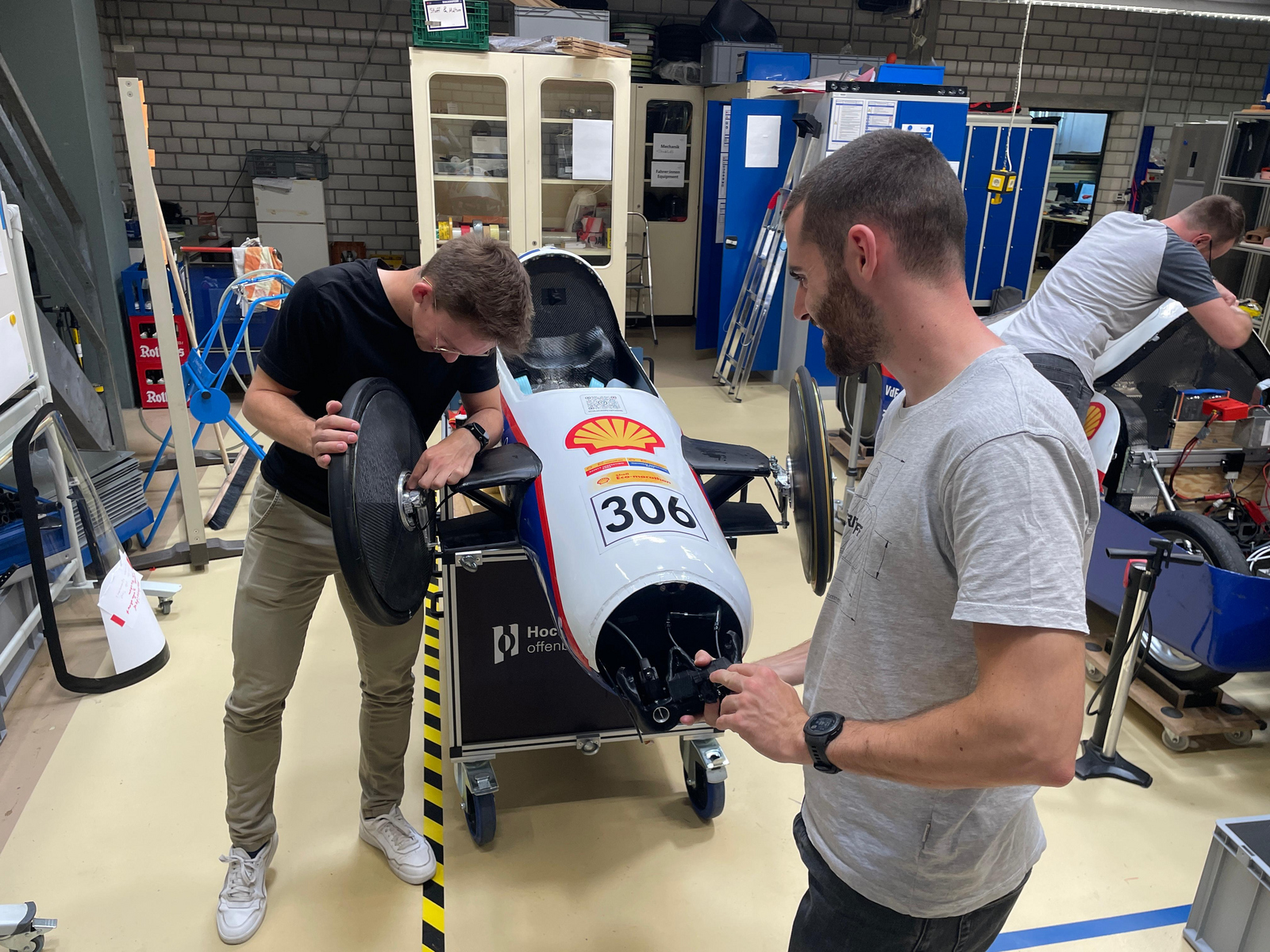 Studierende arbeiten in der Werkstatt an den Fahrzeugen