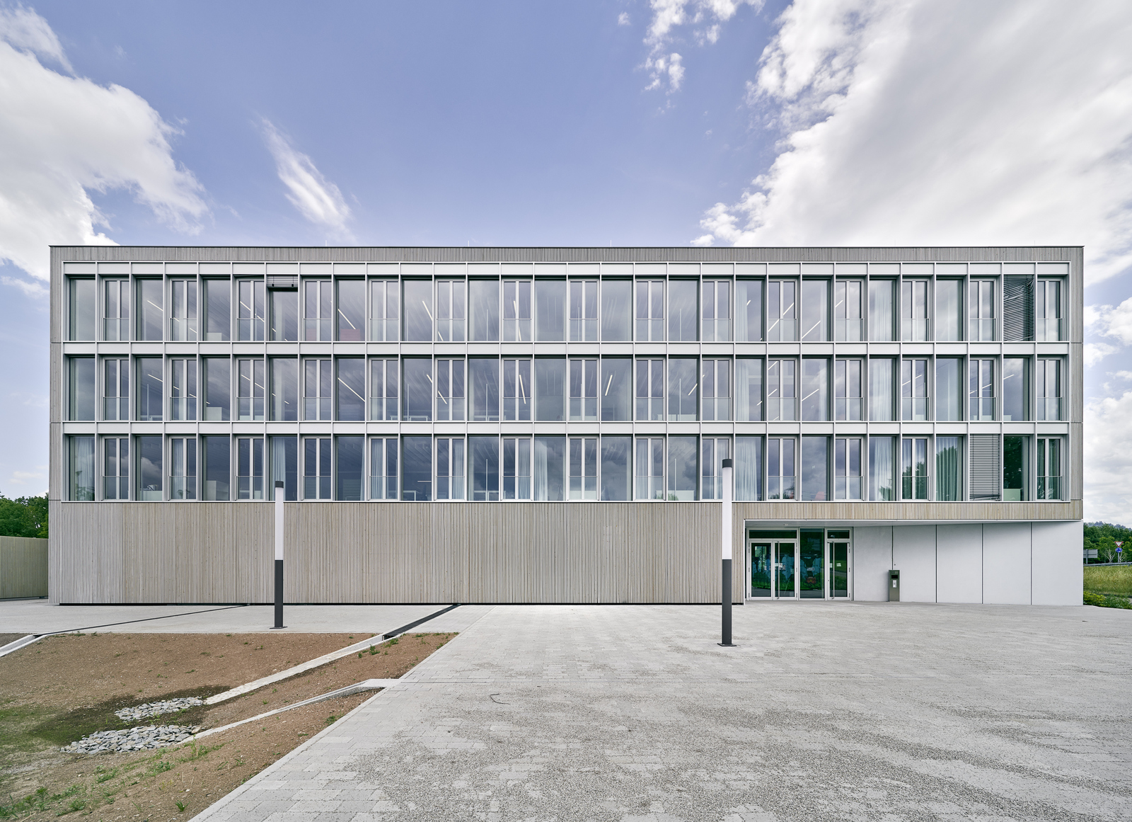 Fensterfront und Büroeingang des RIZ Energie 