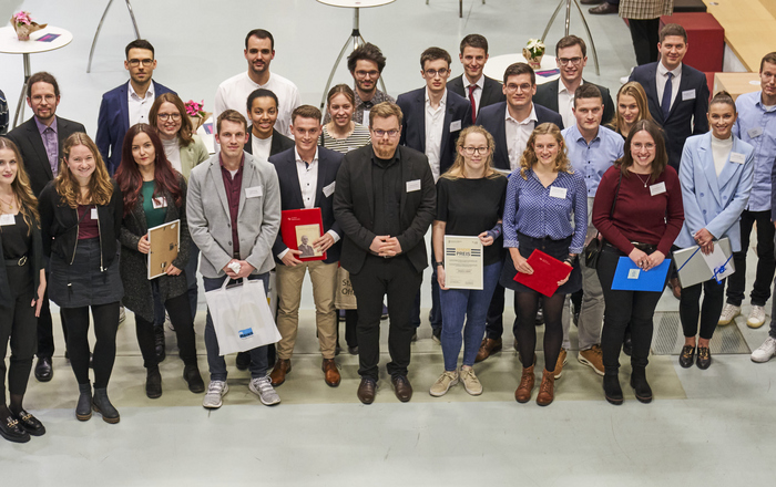 Gruppenbild der Ausgezeichneten mit Prorektor Prof. Dr. Oliver Schäfer im Foyer von Gebäude D